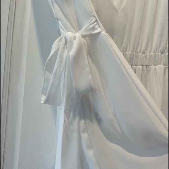 💞3 for $50💞White BCBG Maxazria Blouse - Picture 3 of 9